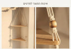 תקריב על קשרי המקרמה חרוזי העץ וקצה מדף העץ המשולש
